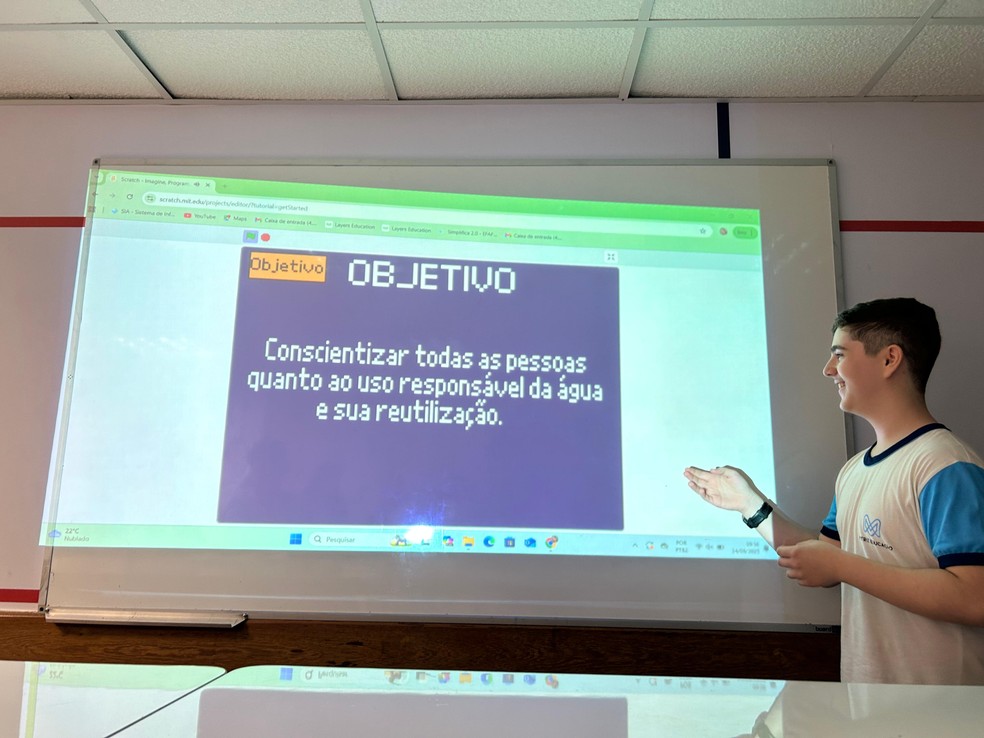 Rafael Gomes, aluno do Matriz Tijuca, demonstra funcionamento de jogo digital sobre o uso consciente da água — Foto: Divulgação