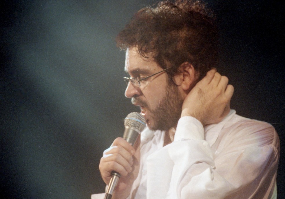 Renato Russo durante show do Legião Urbana no Rio em 1994 — Foto: Domingos Peixoto/Agência O GLOBO