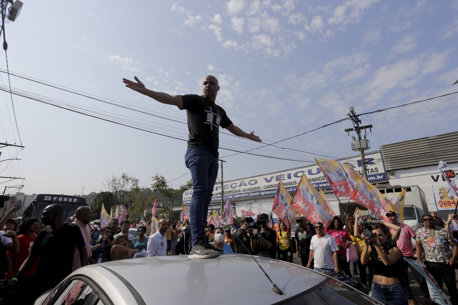 Rodrigo sobe em cima de carro em meio a apoiadores de Lula — Foto: Domingos Peixoto
