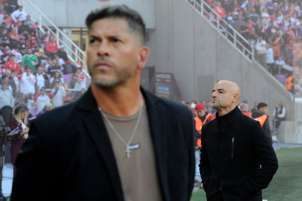 Favio Orsi (careca) e Sergio Gómez, treinadores do Platense, durante a final contra o Huracán — Foto: Eduardo Rapetti / AFP