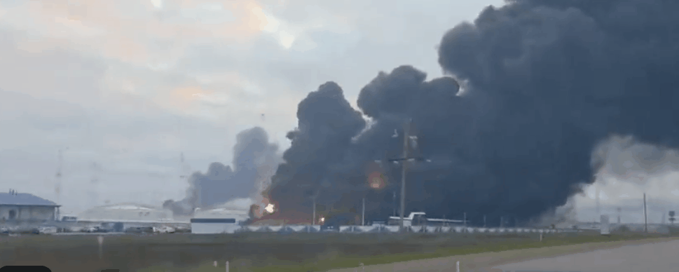 Maior refinaria da Europa fica em chamas, depois de ataque ucraniano; vídeo - Foto