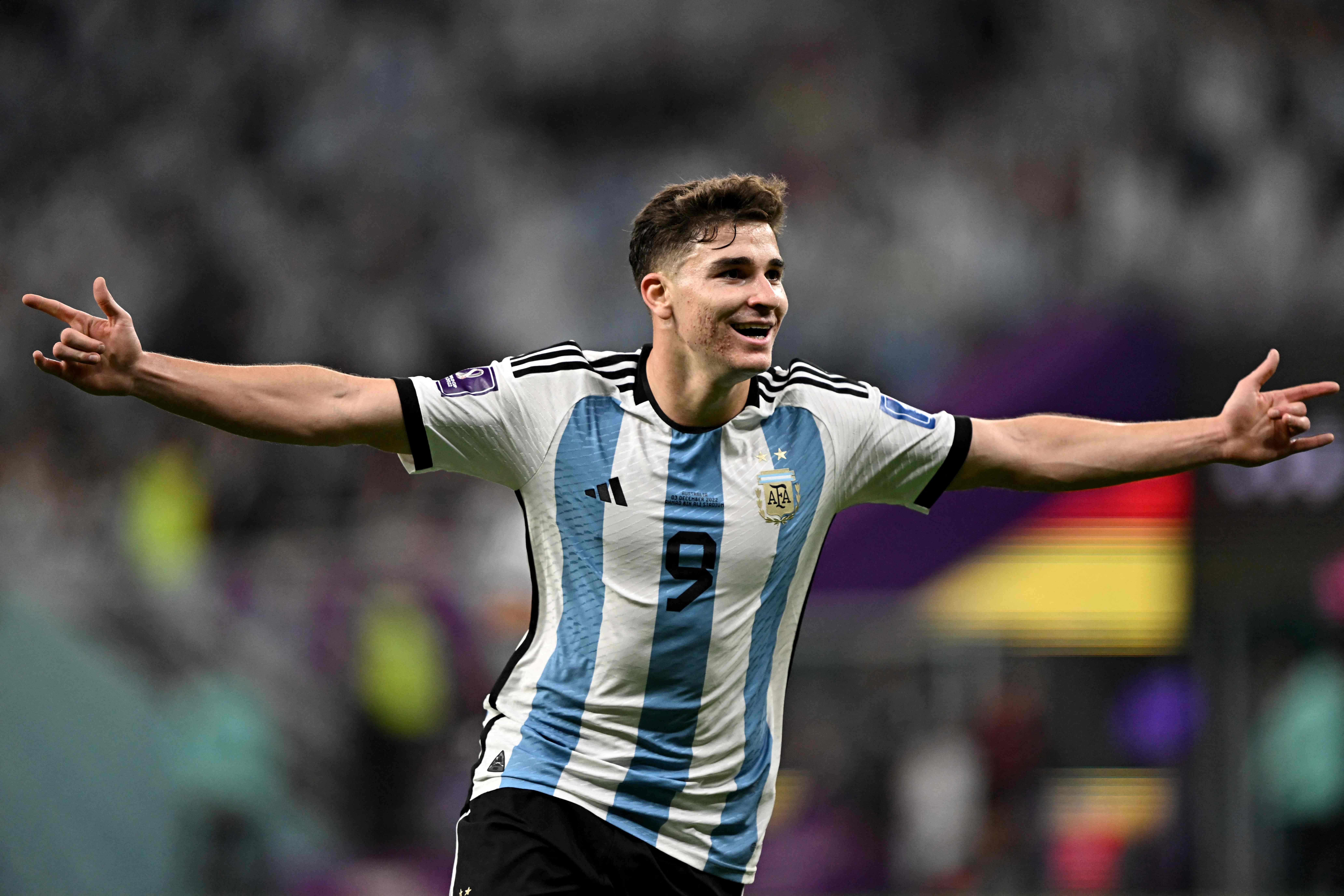 Arsenal teme que Barcelona 'atravesse' negociação por Julián Álvarez, alvo do clube inglês para a próxima temporada; entenda