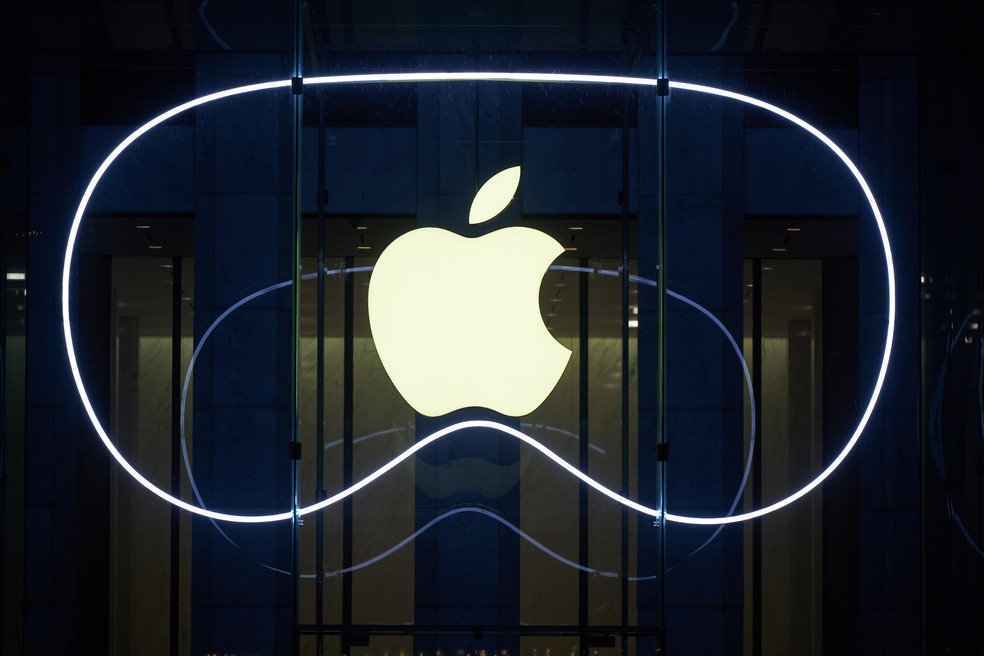 Logo da Apple com imagem de óculos: novo modelo seria mais leve que os atuais headsets, no estilo que a Meta, do Facebook, está desenvolvendo com a Ray-Ban — Foto: Bloombeg