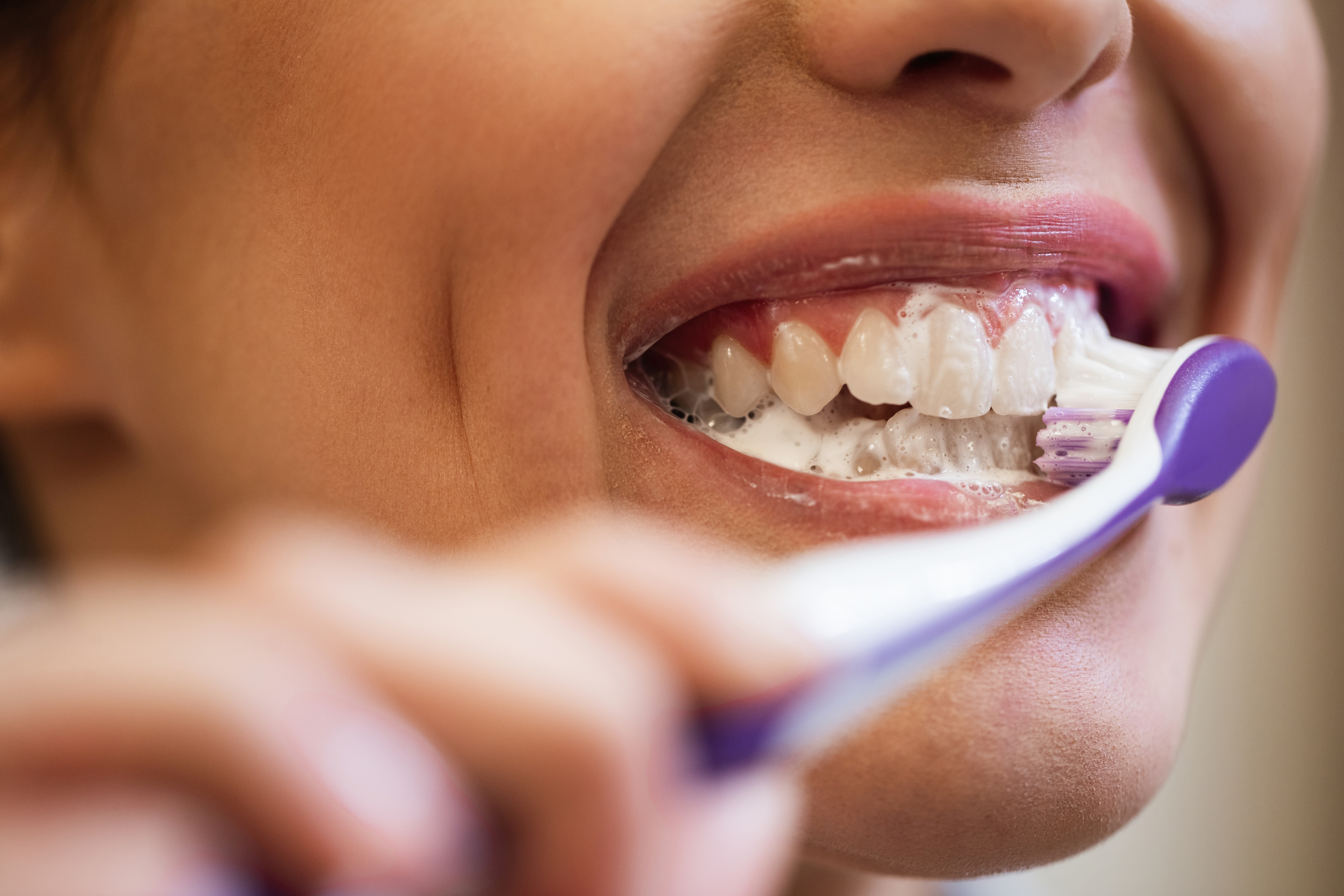Escovar os dentes antes do café da manhã é essencial para a saúde bucal