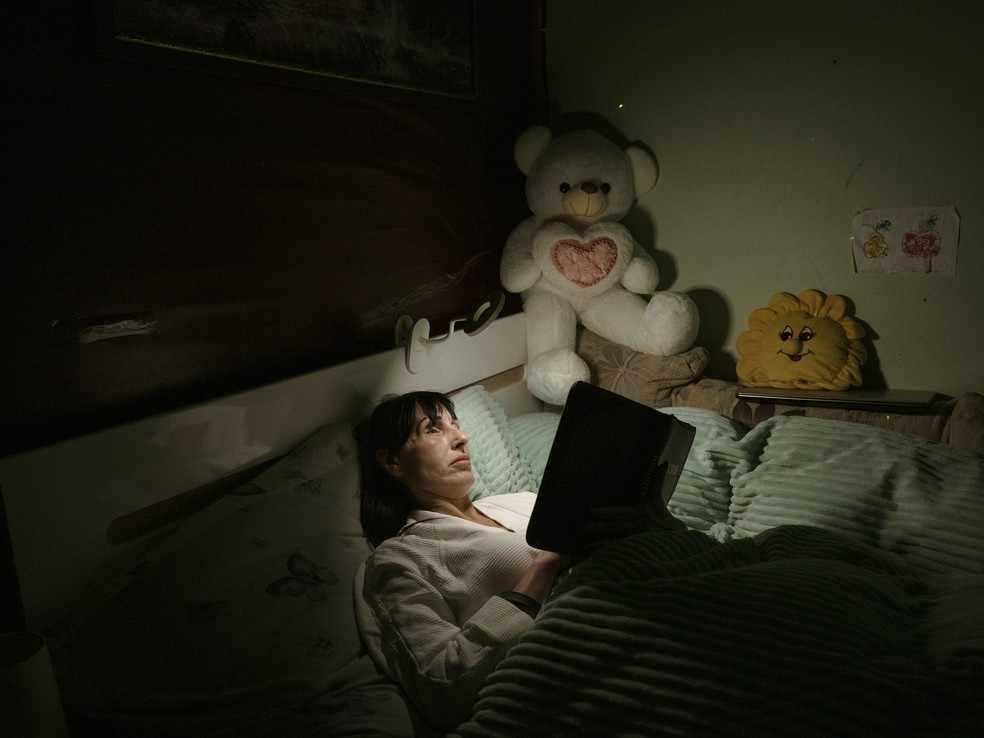 Nelya Leonidova, que voltava de uma granja de frangos para distribuir alimentos aos moradores locais quando aviões de guerra russos bombardearam a estrada, em sua casa em Kolomyya, Ucrânia — Foto: Laetitia Vancon/The New York Times