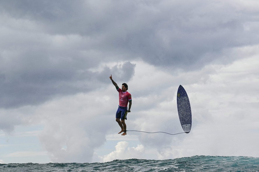 Gabriel Medina comemora a melhor onda surfada dos Jogos de Paris, até o momento