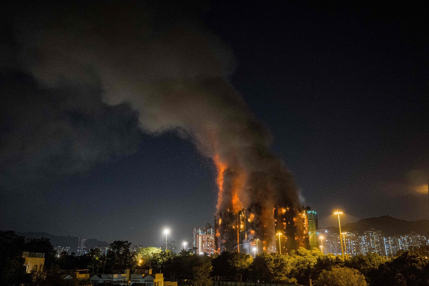 A fire broke out in the Wang Fook residential complex in the Tai Po district in northern Hong Kong - Photo: AFP