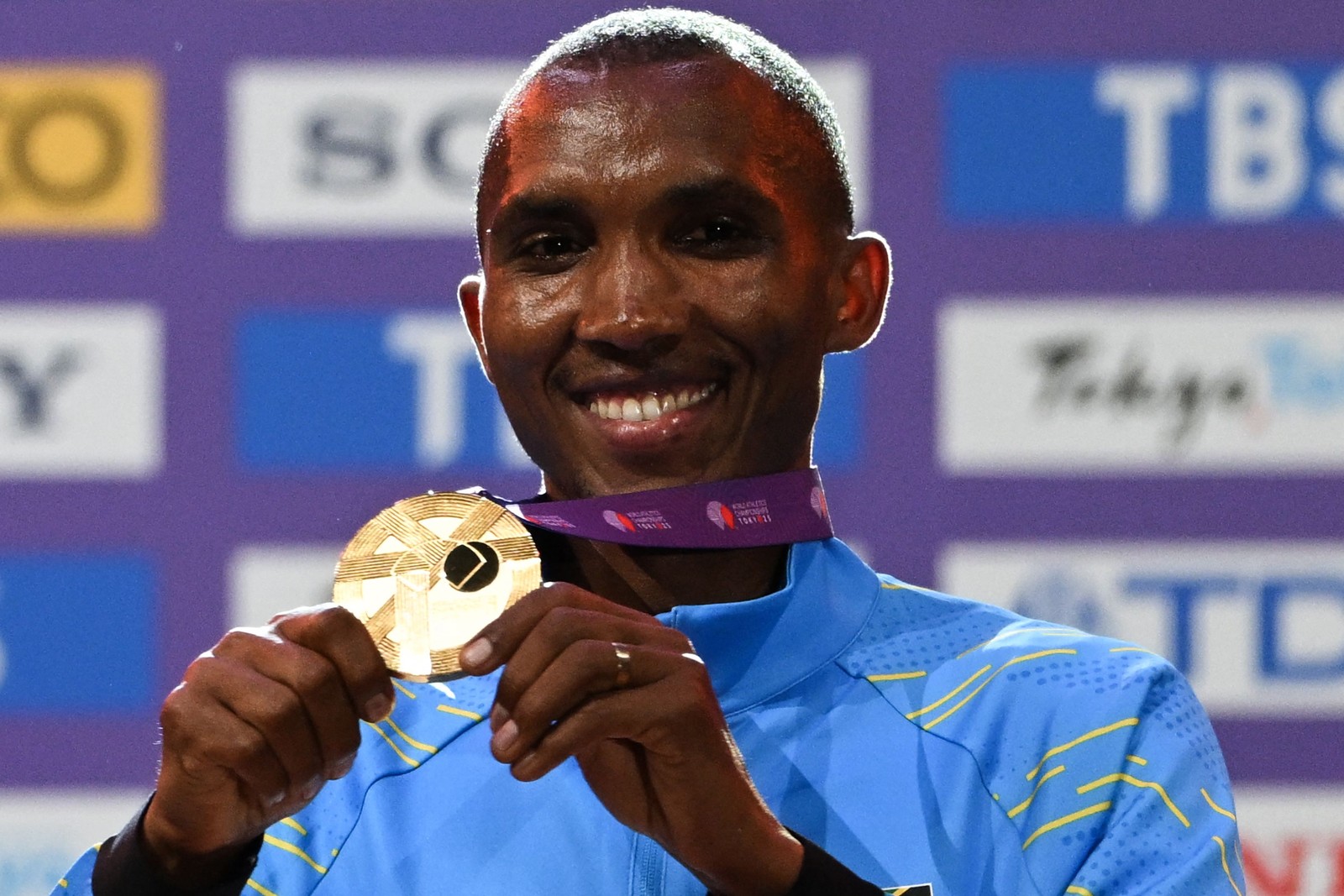 Alphonce Felix Simbu posa com a medalha dourada