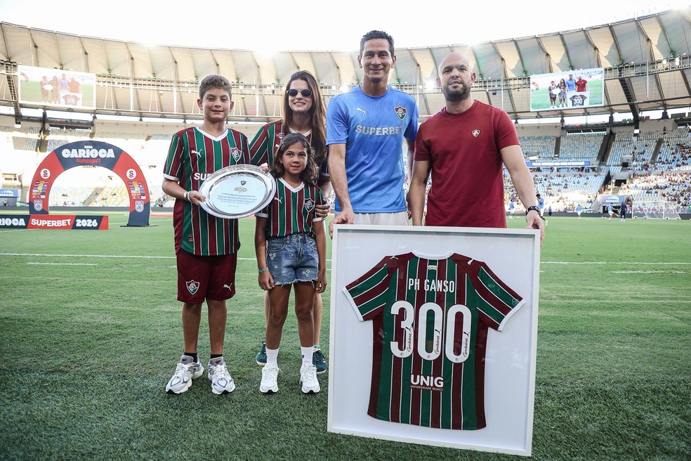 Ganso é homenageado pelos 300 jogos no Fluminense — Foto: Lucas Merçon/FFC