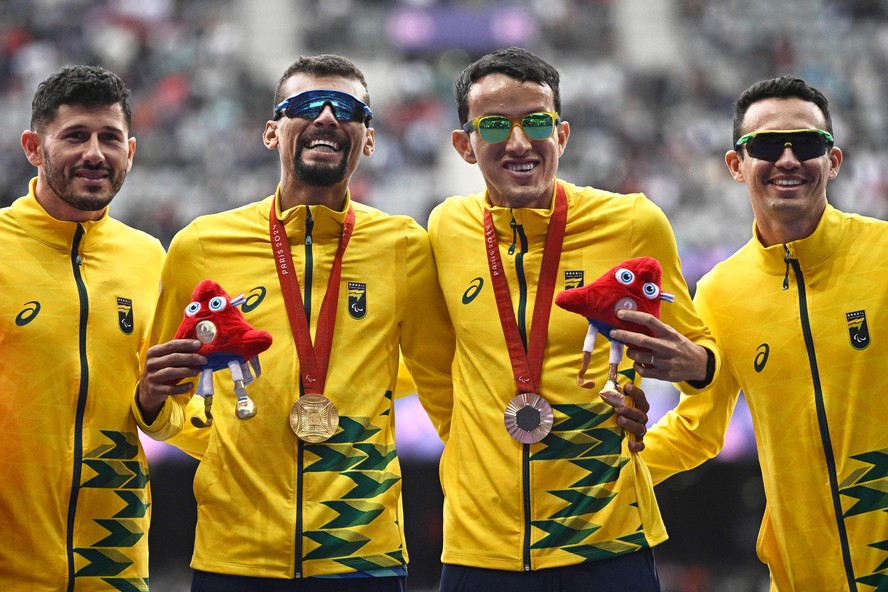 Medalhistas do Brasil, Julio Cesar (ouro) e Yeltsin Jacques (bronze) celebram o pódio juntos em Paris