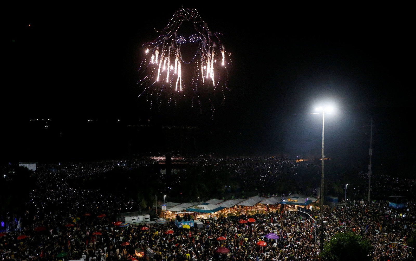 Show de drones antecedem show de Shakira e formam imagem da cantora com fogos — Foto: Marcelo Theobald