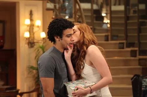 Há dez anos, Sergio Malheiros e Sofia Abrahão iniciaram relacionamento nos bastidores "Moral elevado"uma série de TV às 19h. Na trama de 2014, os dois formavam um casal romântico. - Imagem: Reprodução/Globo