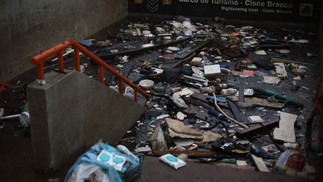 Escadas de acesso ao metrô em Porto Alegre estão cheias de lixo — Foto: Anselmo Cunha / AFP