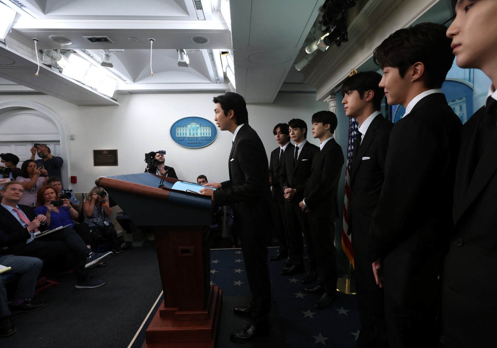 Líder do BTS, Kim Namjoon, conhecido pelo nome artístico RM, discursa na Casa Branca — Foto:  REUTERS / Leah Millis