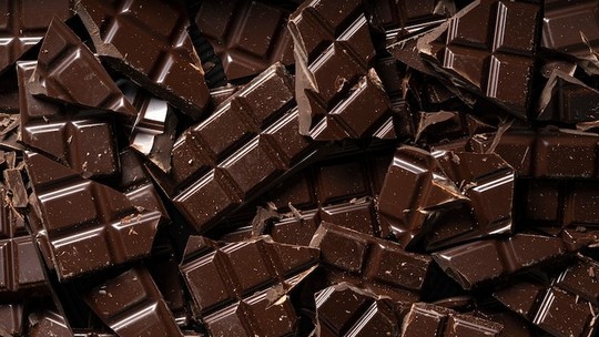 Comer chocolate dá acne? O que a ciência diz sobre a relação desse alimento com a pele