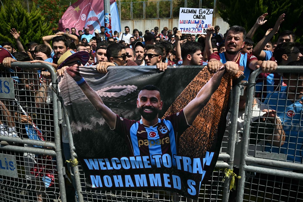Torcedores do Trabzonspor exibem bandeira de Salah em Instambul — Foto: Ozan KOSE / AFP