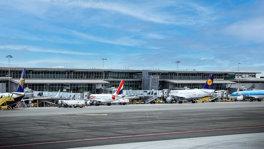 Aeroporto é esvaziado e homem é preso após ameaça de bomba na Dinamarca