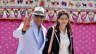 Chefe da maior empresa do setor imobiliário da Índia, Kushal Pal Singh chega para pré-casamento de magnatas — Foto: AFP