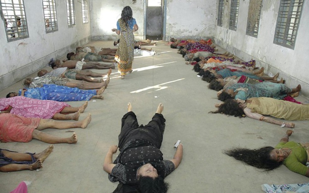 Corpos de mulheres mortas pelo tsunami em Cuddalore, na Índia — Foto: Ananda Vikatan/AFP