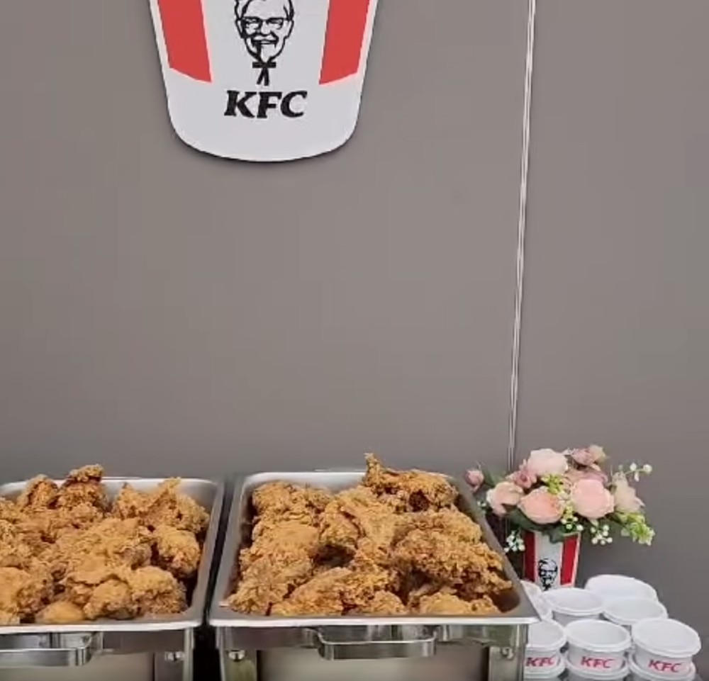 buqu-de-frango-frito-mulher-faz-casamento-com-tema-da-lanchonete-kfc