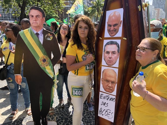 7 de setembro: manifestantes no Rio colocam o rosto dos ministros do STF em caixão — Foto: Reprodução/ Redes Sociais