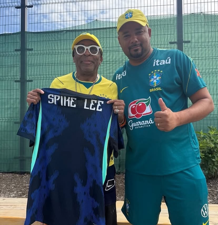 Presente em treino da seleção brasileira, Spike Lee ganha ca