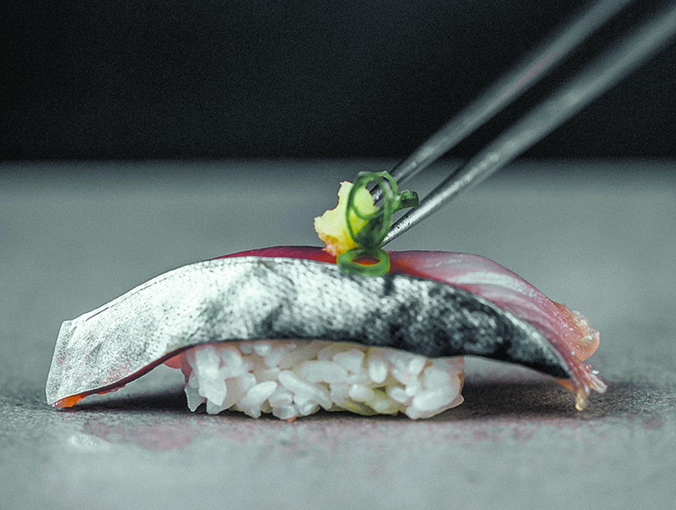 Marinated Mackerel Nigirizushi from Mitsubá — Foto: It seems like you've provided a name, "Samuel Antonini." If you have a specific text or context related to this name that you need translated into American English, please provide the full text, and I'll be happy to assist you with the translation while adhering to the guidelines you've outlined.