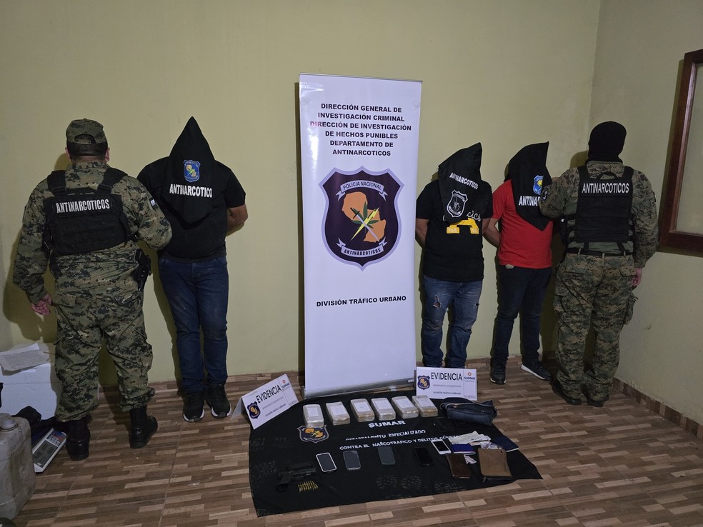 Ex-jogador do Santos e outros dois homens foram presos pro tr&aacute;fico de drogas &mdash; Foto: Divulga&ccedil;&atilde;o/Pol&iacute;cia do Paraguai