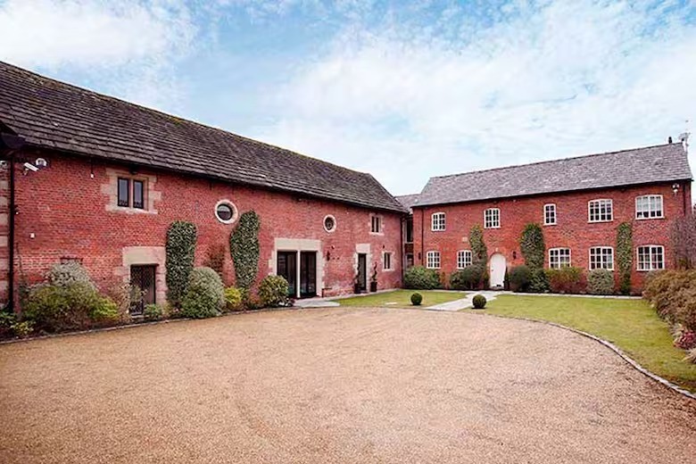 Localizado em Alderley Edge, o celeiro remodelado foi a residência de Victoria e David Beckham de 2001 a 2005. — Foto: Reprodução/Olá! Revista