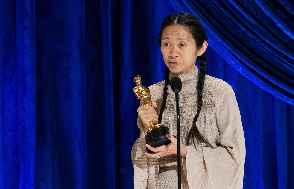 Chloé Zhao com o Oscar de melhor direção por "Nomadland" — Foto: Todd Wawrychuk/A.M.P.A.S