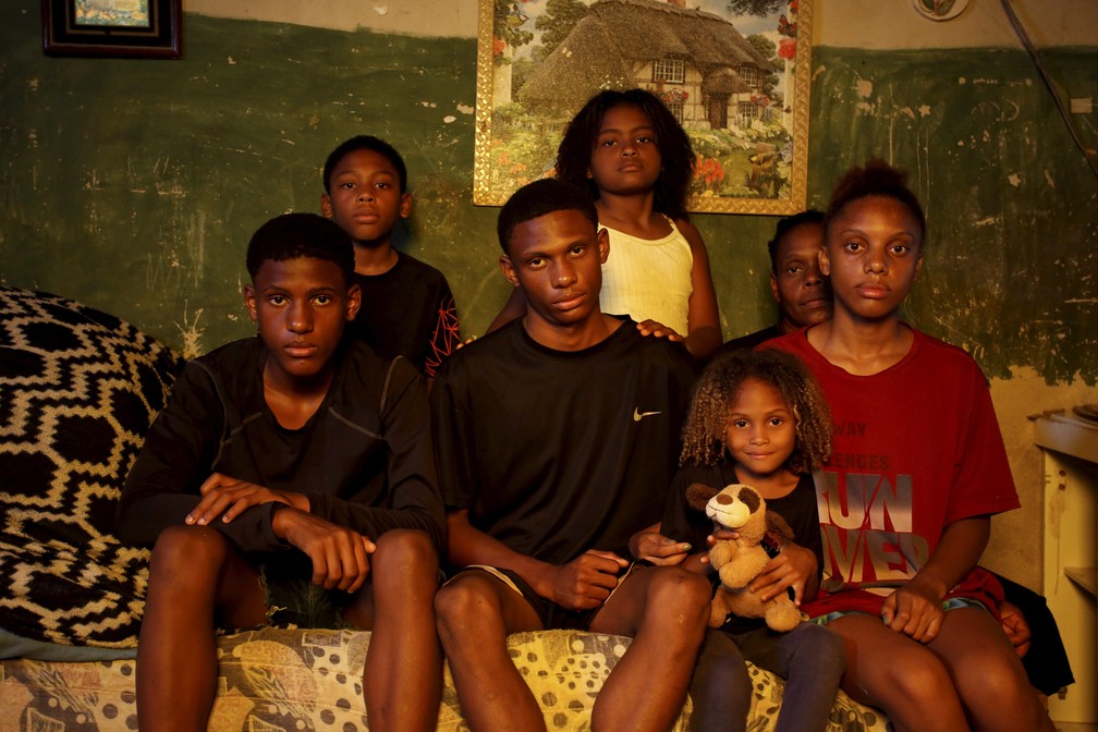 Claudia Campos de Lima, 45 anos com parte dos filhos e netos, em São João de Meriti, na Baixada Fluminense — Foto: Custódio Coimbra / Agência O Globo