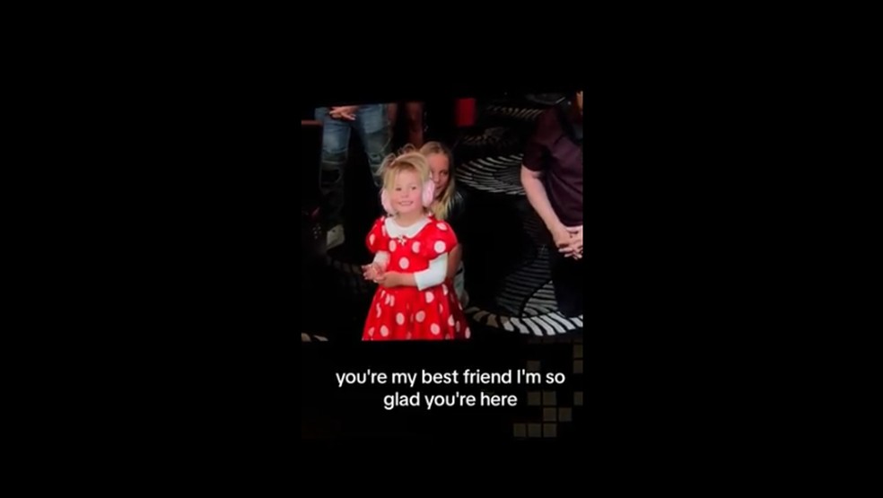 Daisy, filha de Orlando Bloom e Katy Perry, durante show da mãe, em 2023 — Foto: Reprodução