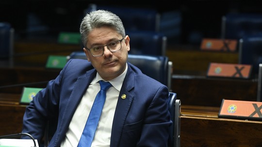 'Abin paralela': senador alvo na gestão Bolsonaro diz que espionagem é 'mantra de regimes autoritários'