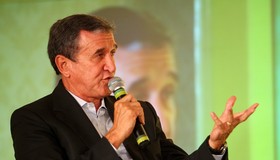 Parreira está na UTI, respira com ajuda de aparelhos e tem quadro de inflamação pulmonar