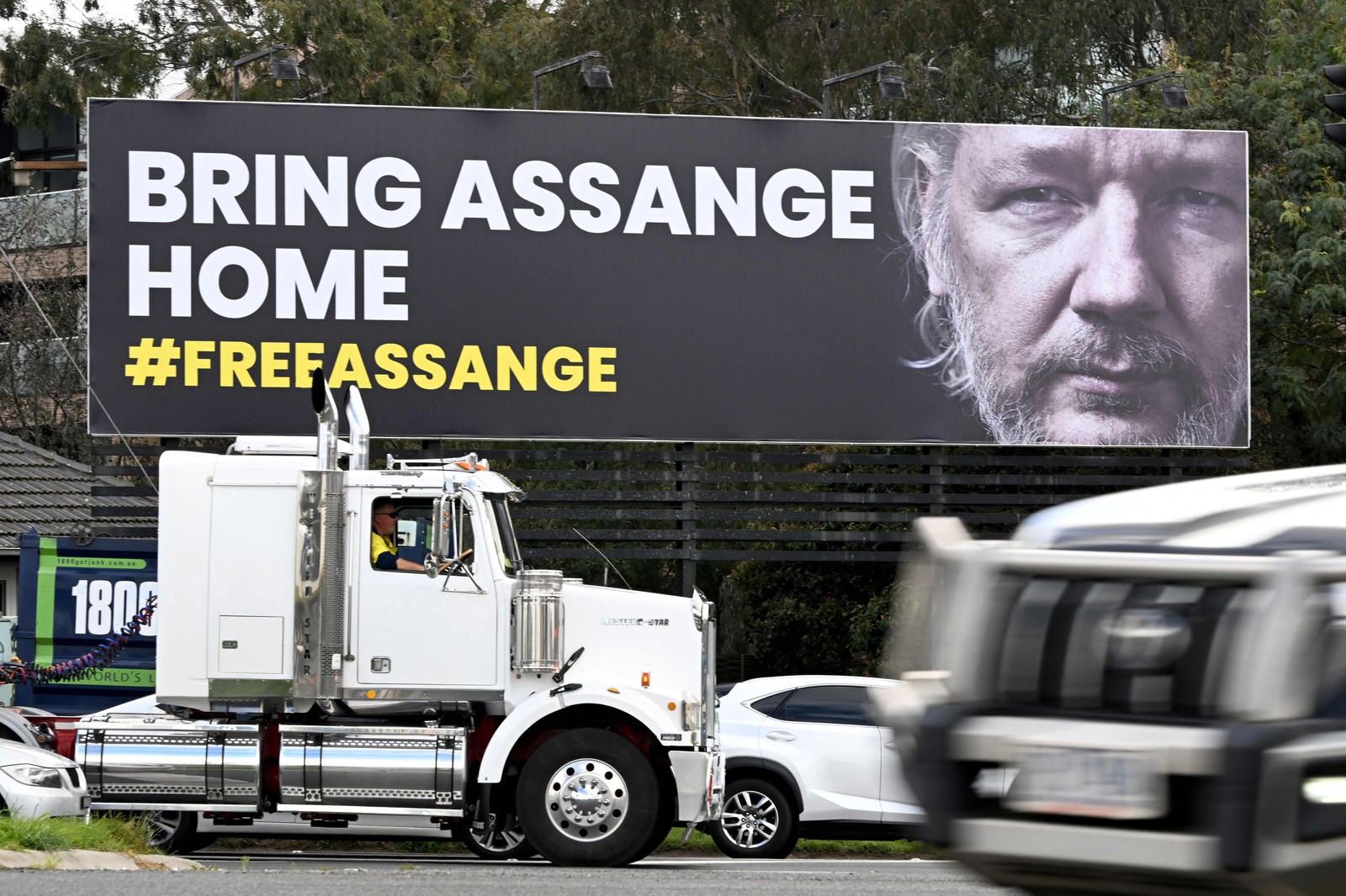 Um outdoor gigante em Melbourne em 2023 pede a libertação do fundador do WikiLeaks, o australiano Julian Assange. — Foto: William WEST/AFP