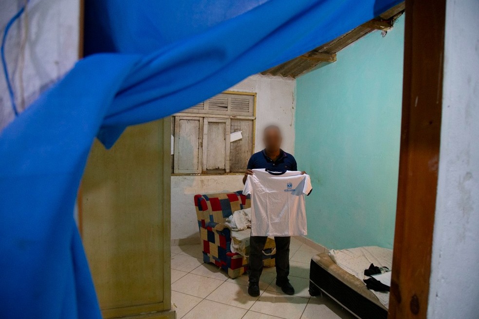 Homem conta que filho morto em megaoperação na Penha conheceu criminosos nas redes sociais — Foto: Domingos Peixoto / Agência O Globo