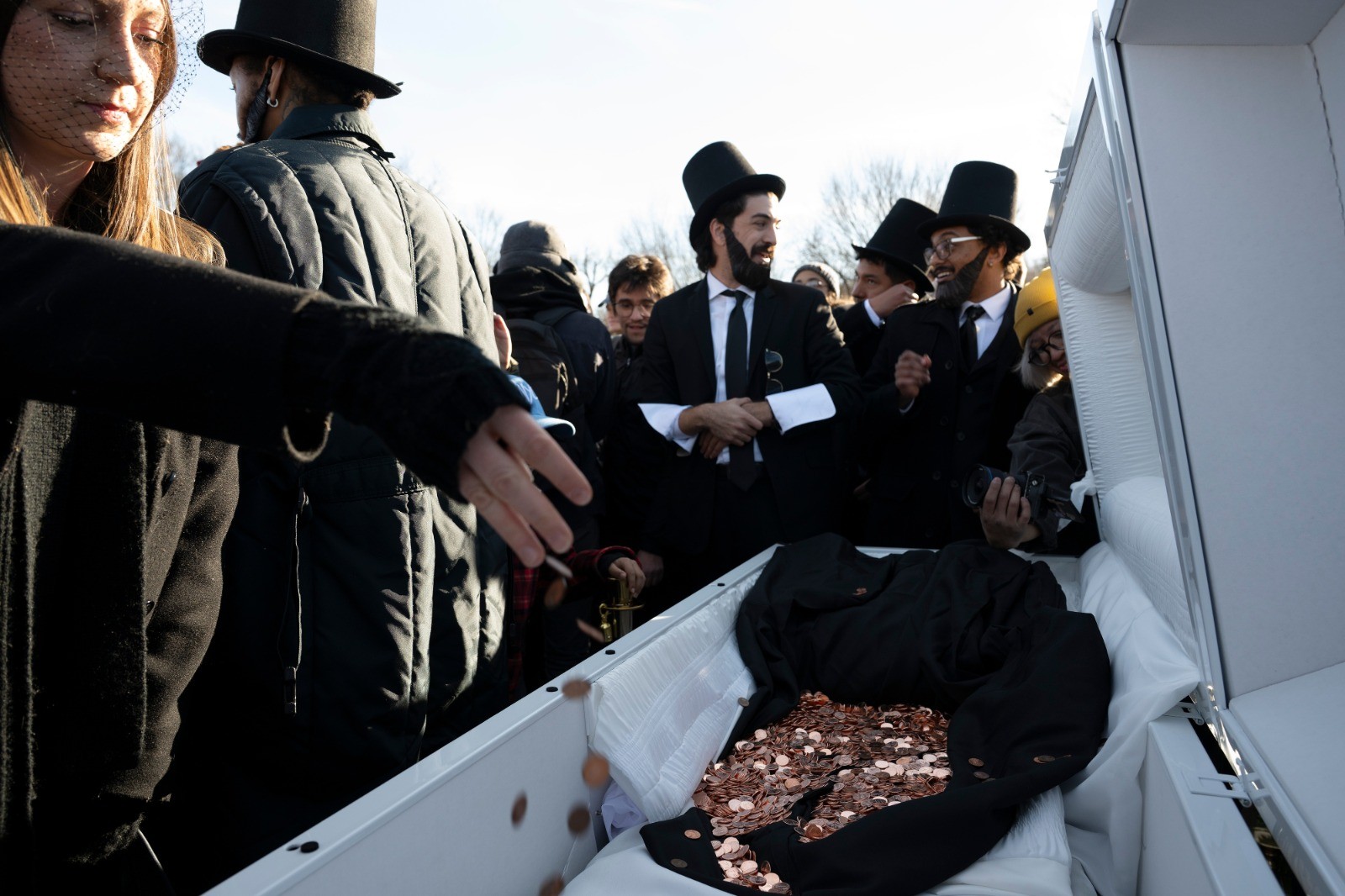 Com direito a caix&atilde;o e fantasia de Abraham Lincoln, americanos fazem funeral pelo fim da moeda de um centavo; assista