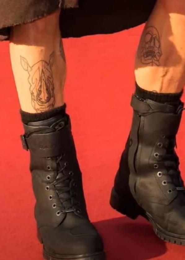 Brad Pitt tem um rinoceronte e uma caveira tatuados na perna — Foto: Reprodução