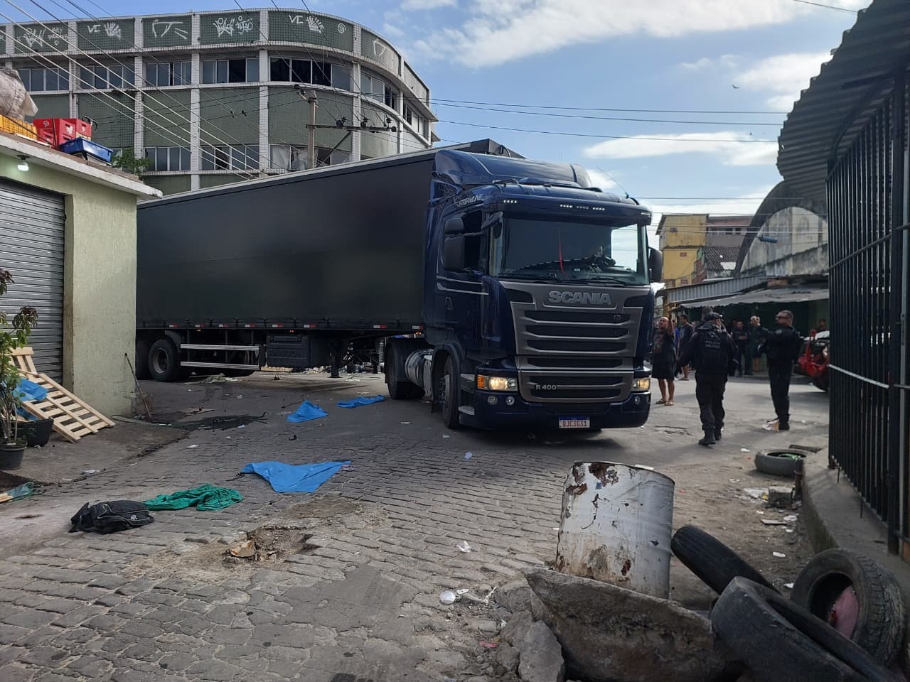 Carreta com motores de geladeira é furtada e esvaziada por criminosos do Complexo da Maré