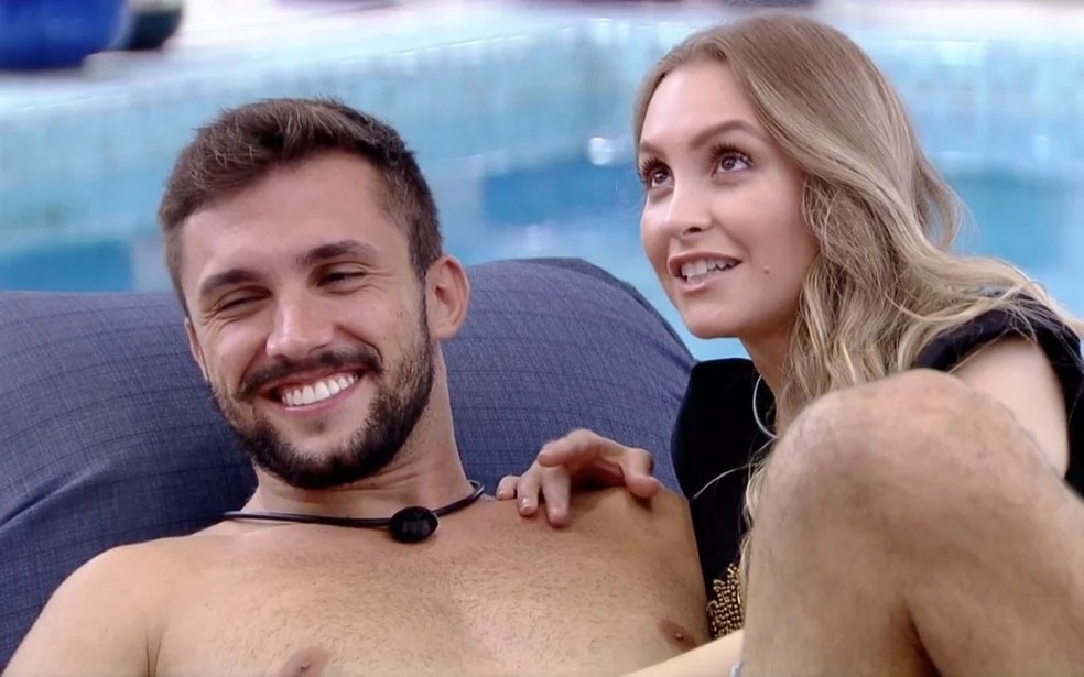 Arthur e Carla Diaz chegaram a ficar juntos no "BBB" 21, mas ele não demonstrava sentir o mesmo que ela. A atriz chegou a se ajoelhar e se declarar para ele, mas após ser eliminada e ver tudo o que rolou na casa, o romance acabou — Foto: Reprodução/Globoplay