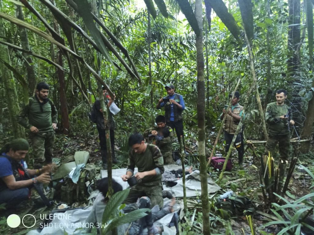 Membros do exército ajudam as quatro crianças indígenas que foram encontradas depois de passar mais de um mês perdidas na selva amazônica colombiana.  — Foto: PRENSA PRESIDENCIA / Colombian Presidency / AFP