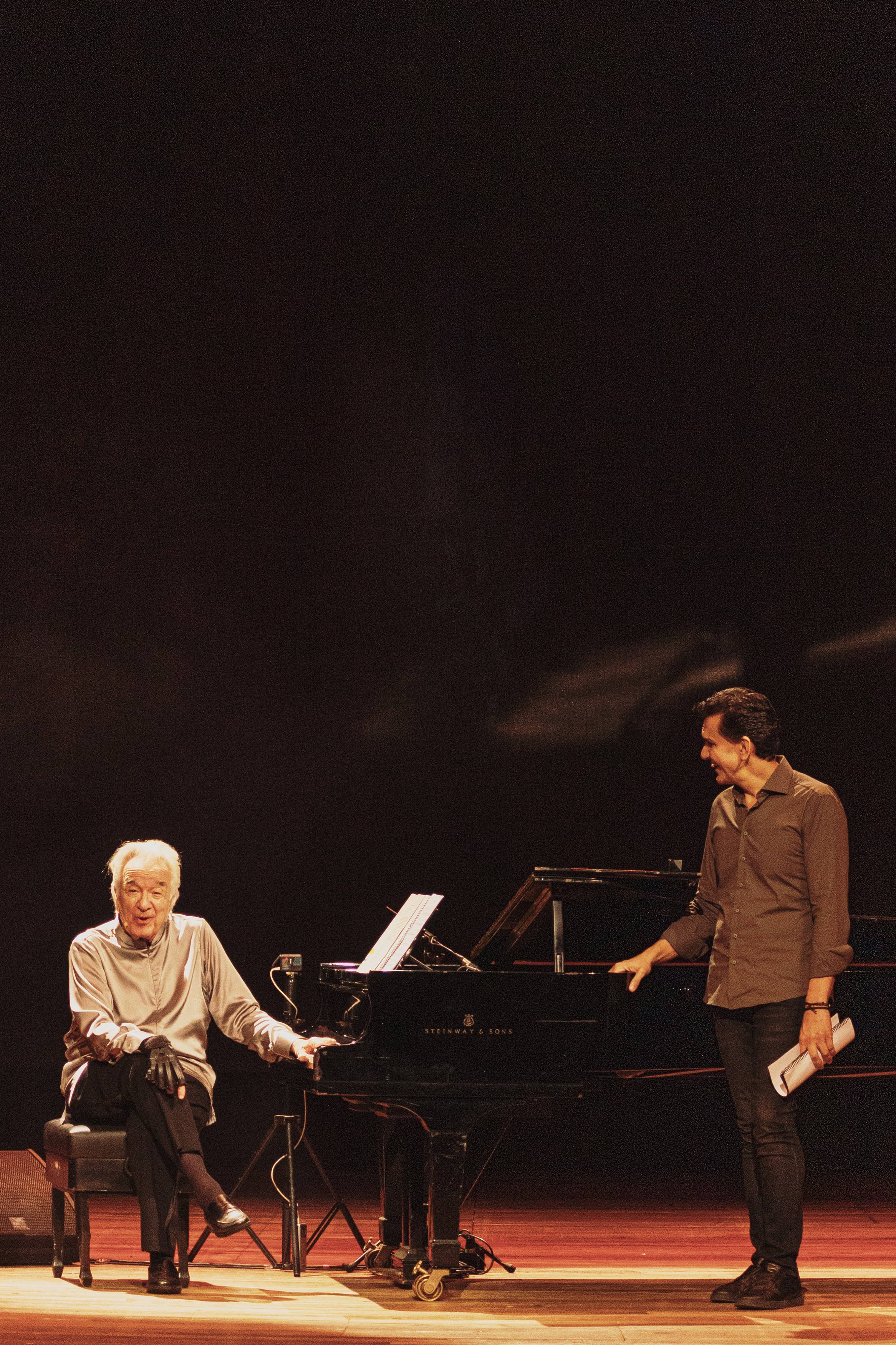 O espetáculo “O Pianista e o Poeta” transforma a atmosfera do Teatro Casa Grande ao convergir duas potentes vertentes do mundo da arte