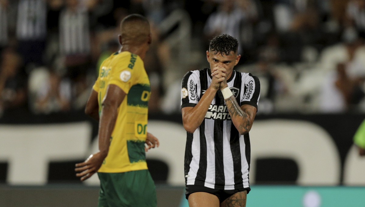 Botafogo perde para o Cuiabá e fica seis pontos na frente do Palmeiras