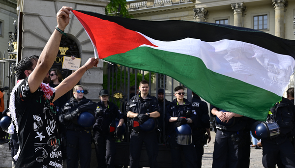 Polícia detém manifestantes pró-Palestina em universidade dos EUA e na França 