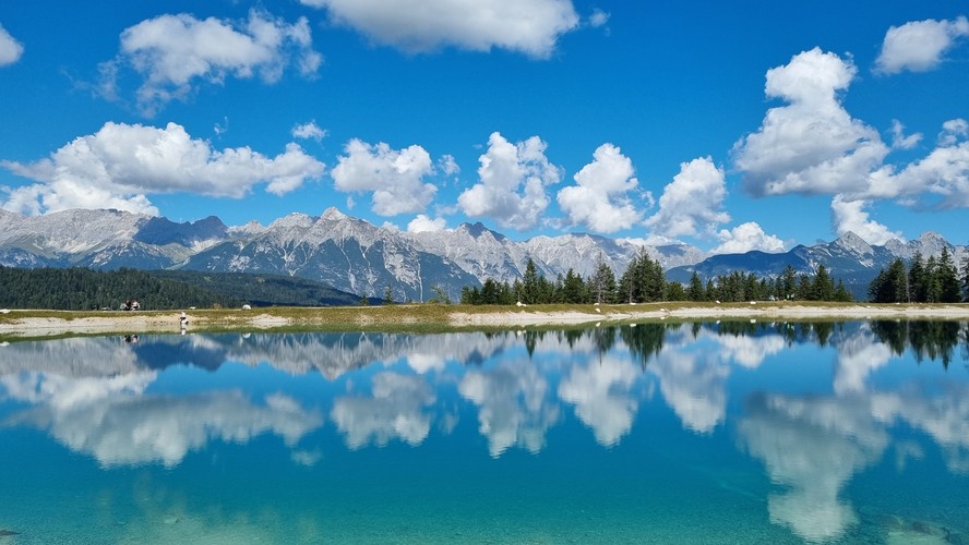 Um alpinista morreu durante a descida de uma montanha na região de Karwendel, na fronteira entre a Áustria e a Alemanha.