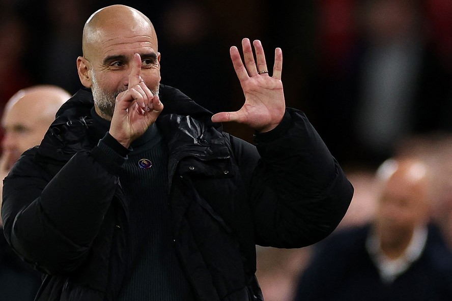 Guardiola exibe o número de Premier Leagues conquistadas pelo Manchester City após provocação da torcida do Liverpool