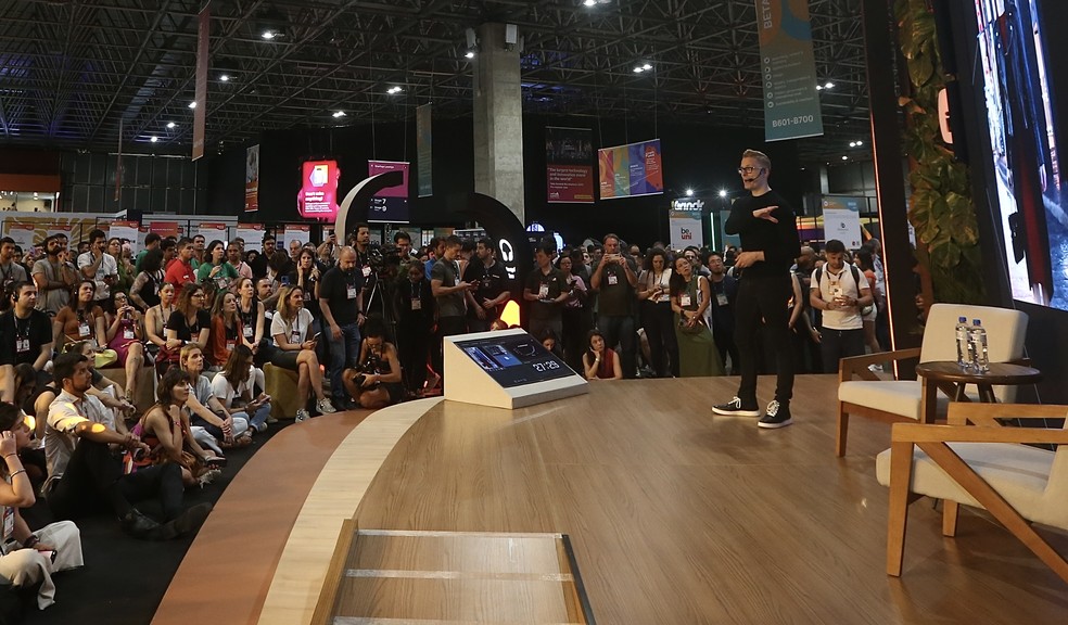Ian Beacraft durante sua palestra sobre IA e o futuro do trabalho no estande do Itaú BBA do Web Summit 2024 — Foto: Marco Sobral