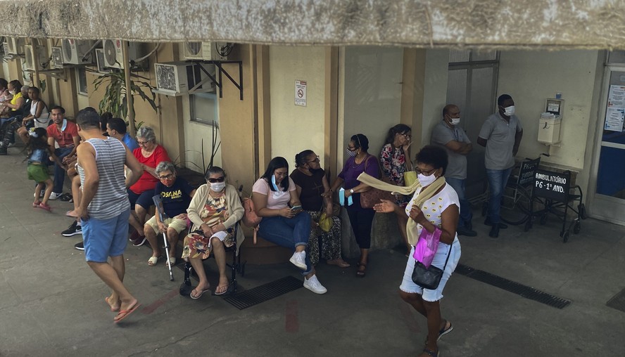 Fila de espera para atendimento ambulatorial no Hospital Geral de Bonsucesso