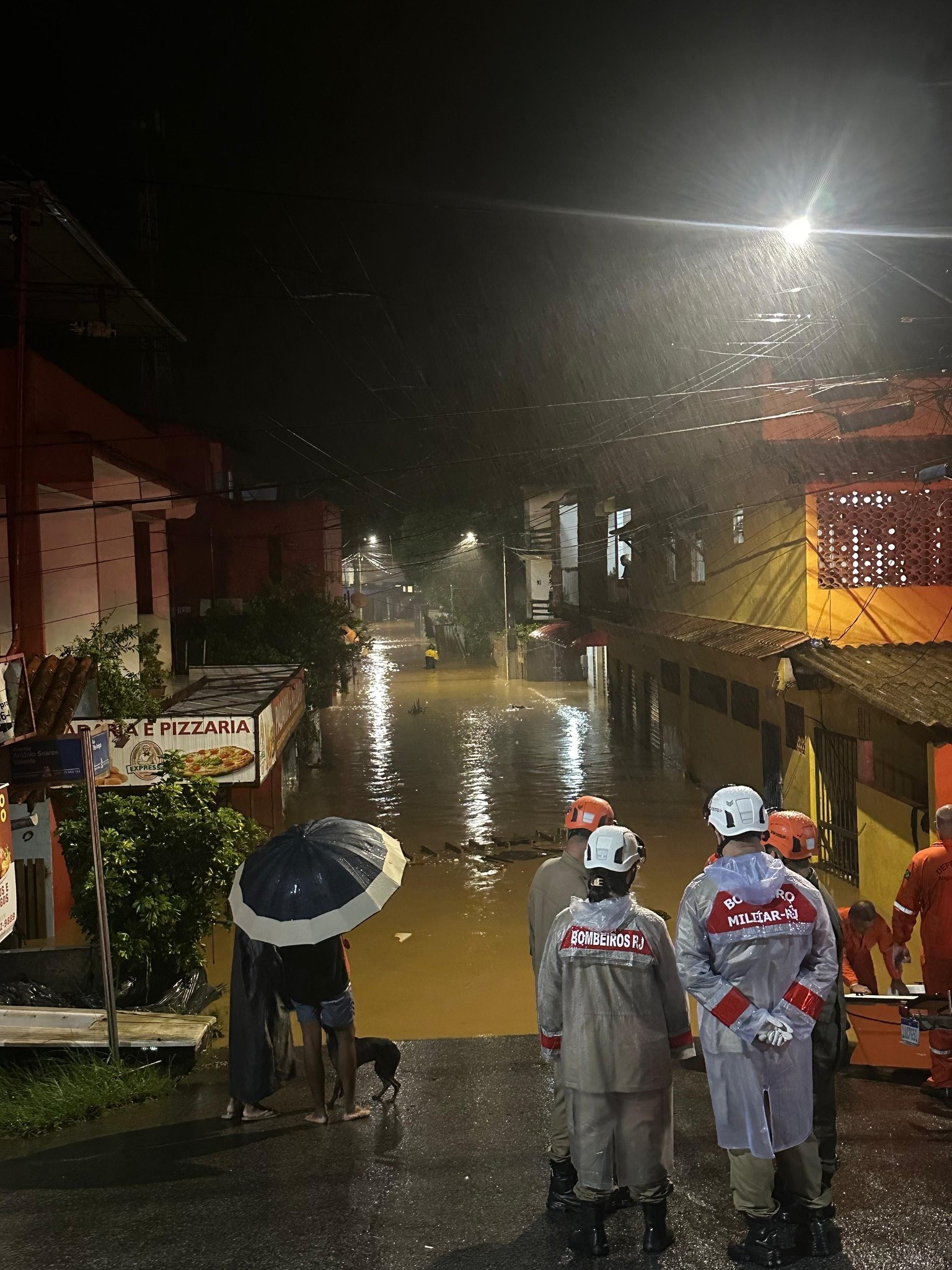Moradores afetados por temporal em Angra mostram destruição — Foto: reprodução
