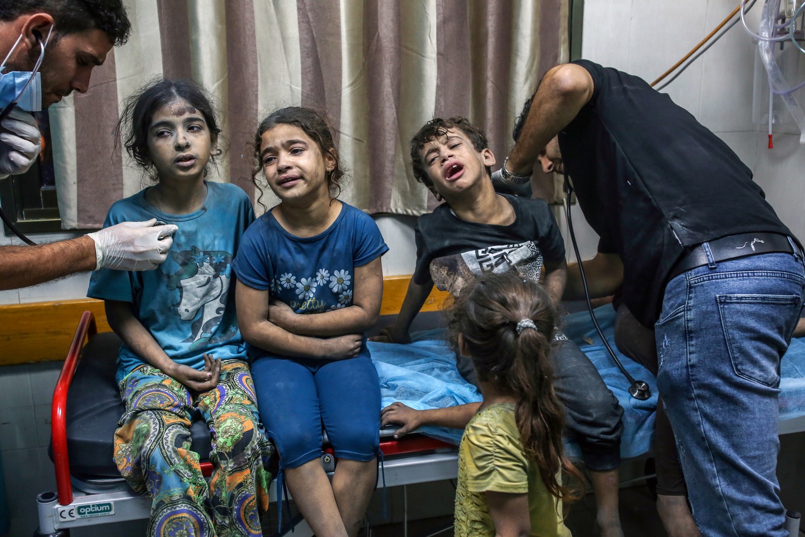Crianças feridas por um ataque aéreo israelense são tratadas num hospital em Khan Younis, no sul de Gaza — Foto: Samar Abu Elouf/The New York Times